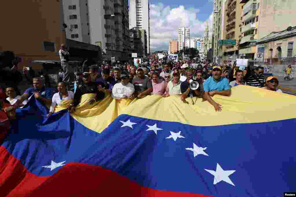 تظاهرات کارگران بخش بهداشت و درمان، همراه با مخالفان دولت ونزوئلا در کاراکس. معترضان بخاطر کمبود لوازم اولیه پزشکی&zwnj;، علیه دولت مادورو اعتراض می&zwnj;&zwnj;کنند.