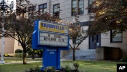 Aviso de cierre en la escuela primaria Hamilton Township, en Nueva Jersey, donde un niño de cuatro años murió a causa del enterovirus. 