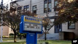 ປ້າຍທີ່ຂຽນໄວ້ ຢູ່ຕໍ່ໜ້າໂຮງຮຽນປະຖົມ Yardville ທີ່ເມືອງ Hamilton ລັດ New Jersey ບ່ອນທີ່ເດັກນັກຮຽນ ໄວ 4 ຂວບຄົນນຶ່ງ ເສຍຊີວິດຍ້ອນເຊື້ອໄວຣັສ EV-68 ໃນວັນພະຫັດ .