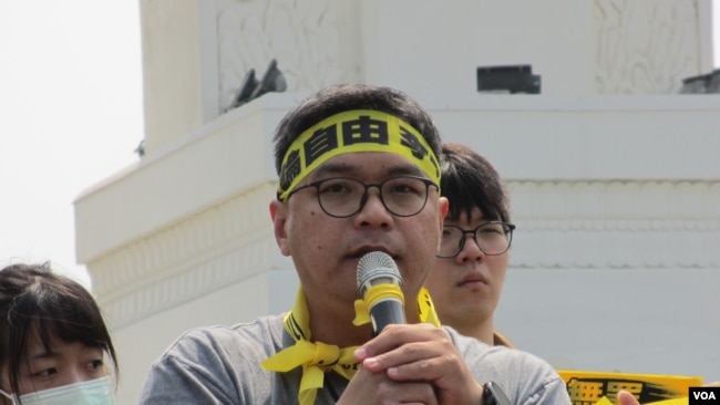 台湾人权促进会秘书长施逸翔(美国之音张永泰拍摄)