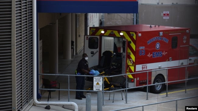 Nhân viên y tế làm việc tại cổng vào khu vực cấp cứu của Bệnh viện Methodist Hospital ở Trung tâm Y tế Texas trong lúc số ca nhiễm virus corona tăng vọt ở Houston, bang texas, ngày 8 tháng 7, 2020.