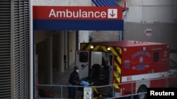 Radnici službe hitne pomoći iznose pacijenta u Metodističkoj bolnici u Hjustonu, 8. jula 2020.