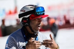 Hope Ramokotjo berbicara saat pelajaran ski di Taman Salju Kapoko di Resor Gunung Afriski di Butha Buthe, Lesotho, 31 Juli 2021. (Foto: REUTERS/Sumaya Hisham)