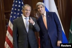 Russia's Foreign Minister Sergey Lavrov (L) and U.S. Secretary of State John Kerry talk before a trilateral meeting in Doha, Qatar Aug. 3, 2015.