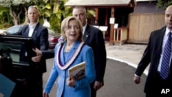 លោក​ស្រី ​Hillary Clinton ​រដ្ឋមន្ត្រី​​ការ​បរទេស​​សហ​រដ្ឋ​​អាមេរិក​ ក្រោយពី​​លោកស្រី​​បាន​​​បញ្ចប់​​សន្ទរក​ថា​ ស្តីអំពី​ទំនាក់ទំនង​របស់​​សហរដ្ខ​អាមេរិក​​ជាមួយ​​តំបន់​អាស៊ីប៉ាស៊ីហ្វិក​​។