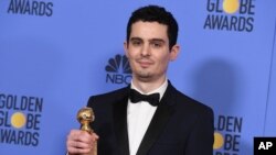 Damien Chazelle dengan penghargaan skenario terbaik untuk film "La La Land" di acara the 74th Golden Globe Awards di Beverly Hilton Hotel (8/1) di Beverly Hills, California. (Jordan Strauss/Invision/AP)