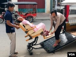 FILE - Reaksmey Mary and her mother, Khem Vy, took Mobilituk, a tuk tuk designed for disabled person, in Phnom Penh, Dec. 21, 2016. (Hean Socheata/ VOA Khmer)