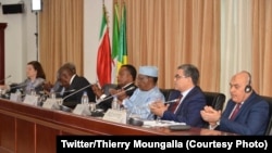Le président du Congo Denis Sassou N'Guesso (au centre) entouré de ses homologues tchadien Idriss Deby Itno (3e à dr.) et sud-africain Cyrile Ramaphosa (3e à g.) lors d'une réunion sur la crise libyenne à Oyo, Congo-Brazzaville, 12 mars 2020. (Twitter/Thierry Moungalla)