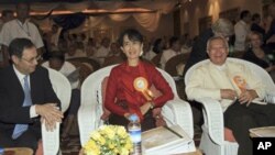ျမန္မာႏိုင္ငံဆိုင္ရာ ဥေရာပသံတမန္ (၀ဲ)၊ ျမန္မာ့ဒီမိုကေရစီေခါင္းေဆာင္ ေဒၚေအာင္ဆန္းစုၾကည္ (လယ္) နဲ႔ ျမန္္မာသမၼတ စီးပြားေရးအႀကံေပး ဦးျမင့္ တို႔ ဘ႑ာေငြေၾကးပိုင္း ျပဳျပင္ေျပာင္းလဲေရးနဲ႔ ဆင္းရဲမြဲေတမႈတိုက္ဖ်က္ေရးဆိုင္ရာ ေဆြးေႏြးပြဲတက္ေရာက္ေနၾကစဥ္ (ႏို၀င္ဘာလ ၇၊ 