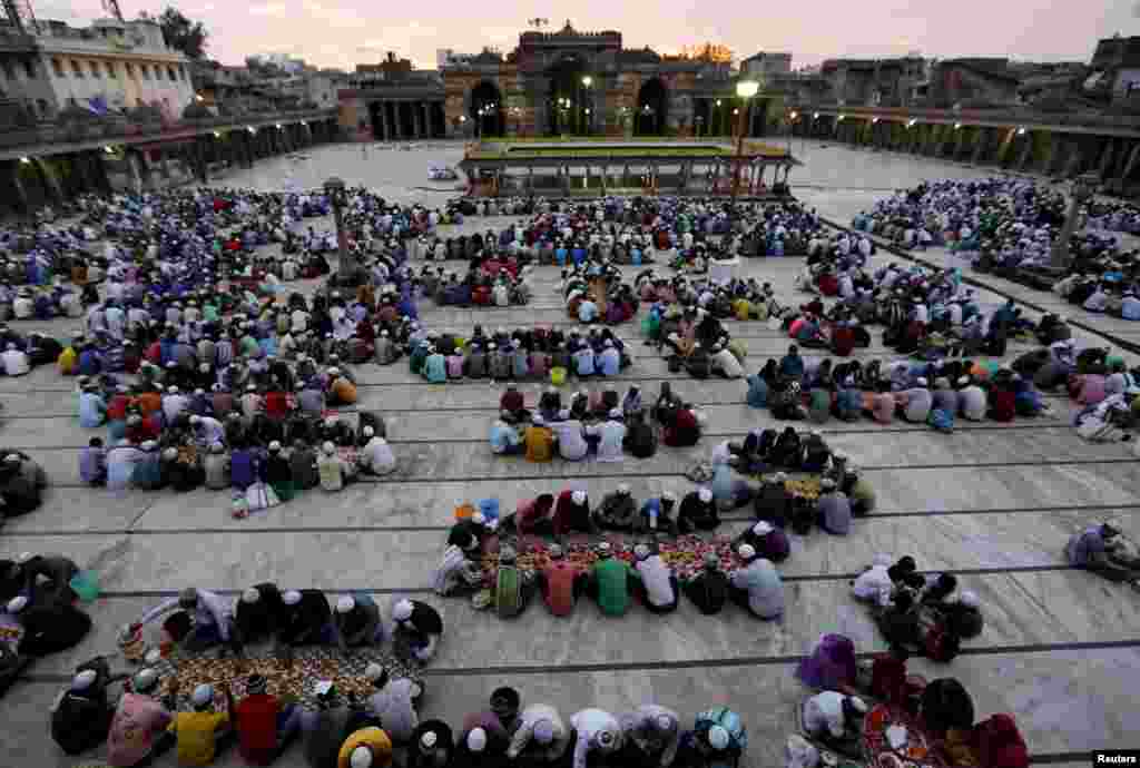 인도 아흐메다바드의 한 사원에서 라마다 성월을 지내는 이슬람 교도들이 식사를 하고 있다. 이슬람 교도들은 라마다 기간 중 해가 진 후에만 음식을 먹는다.