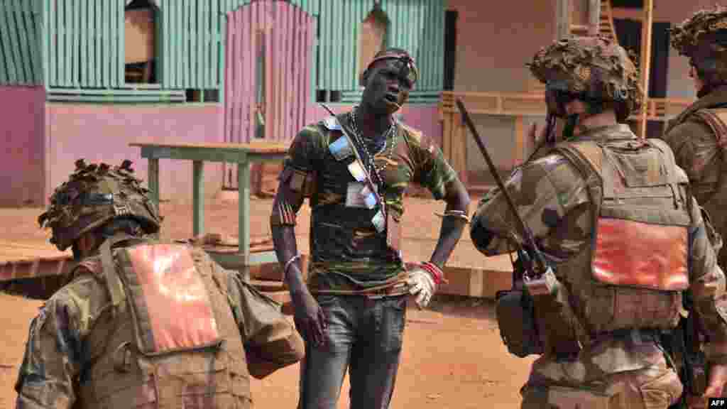 Des soldats français de l&#39;opération Sangaris se tient à côté d&#39;un membre de la milice anti-Balaka à Bangui, le 25 janvier 2014.&nbsp;