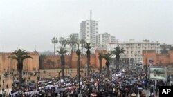 ປະຊາຊົນ Morocco ໂຮມຊຸມນຸມປະທ້ວງ ທີ່ນະຄອນຫລວງ Rabat ຮຽກຮ້ອງເອົາການປະຕິຮູບ ທາງການເມືອງ ຂັ້ນກວ້າງຂວາງ, ວັນທີ 20 ກຸມພາ 2011.