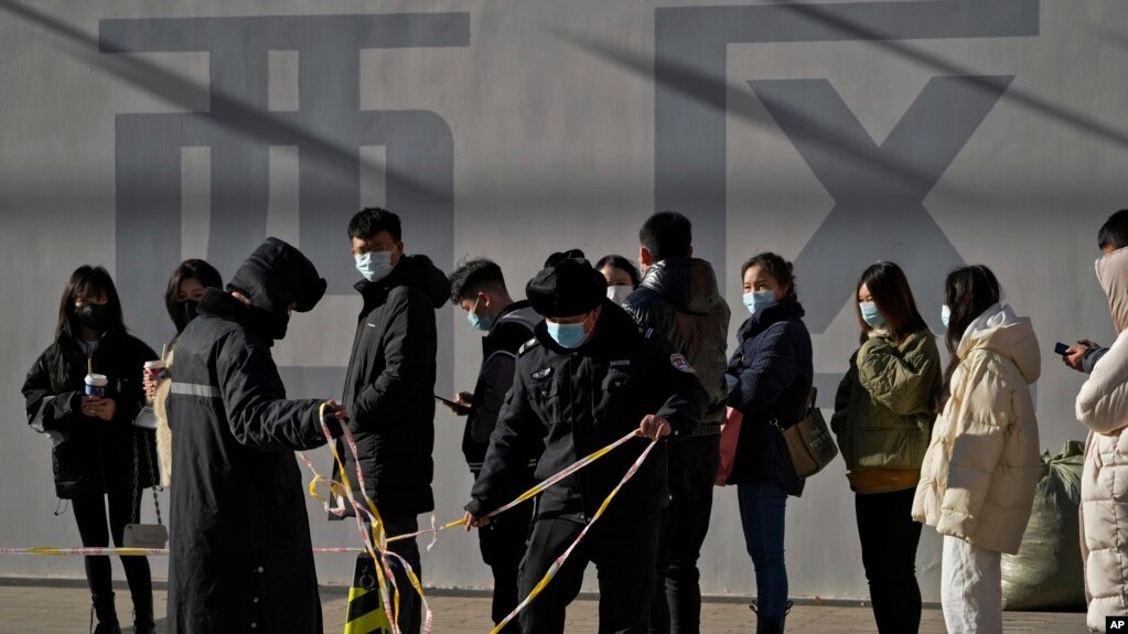 北京市民在一个流动检测站前排起长龙，等待进行新冠病毒核酸检测。(photo:VOA)