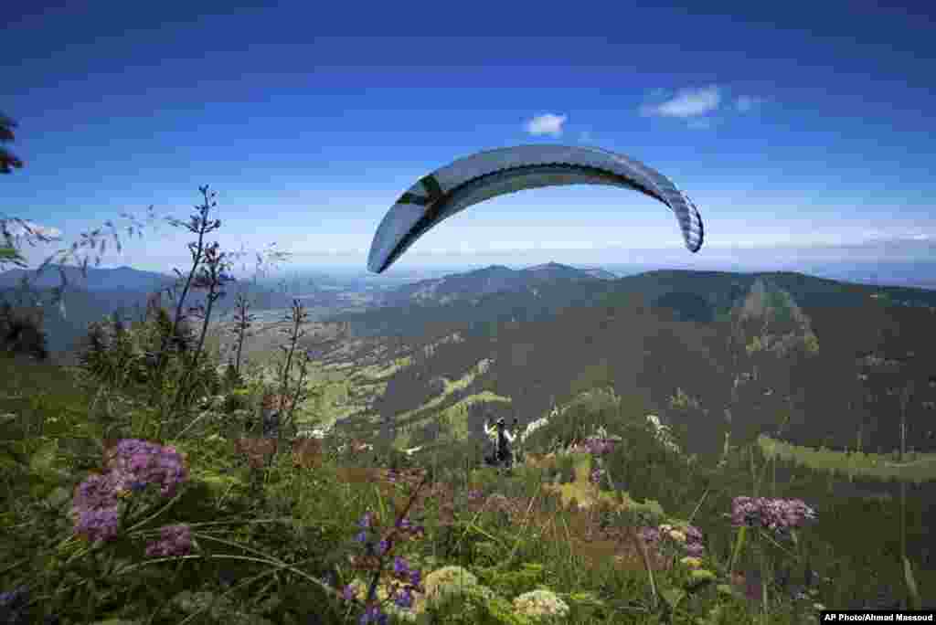 تصویری از یک پالاگلایدر سوار بر فراز کوه در منطقه ای در جنوب آلمان
