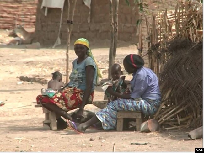 Nigerians in host community houses, Limani, Cameroon, April 7, 2019. (M. Kindzeka/VOA)