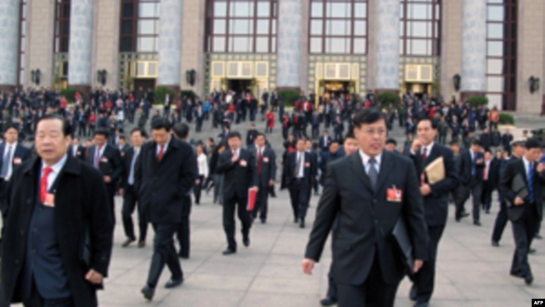 2009年“两会”代表步出人大会堂(资料照片)