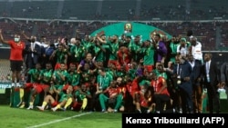 Les joueurs camerounais célèbrent leur médaille de bronze à la fin du match de pour la 3e place de la CAN 2021 face au Burkina Faso au Stade Ahmadou-Ahidjo à Yaoundé, le 5 février 2022.