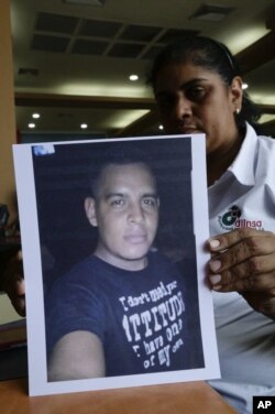 En esta foto del 25 de julio del 2018, María José Malespin muestra una fotografía de su hijo desaparecido, Lester Lenin Mayorga Malespin, quien fue detenido en un retén policial en las afueras de la ciudad nicaragüense de Bluefields.