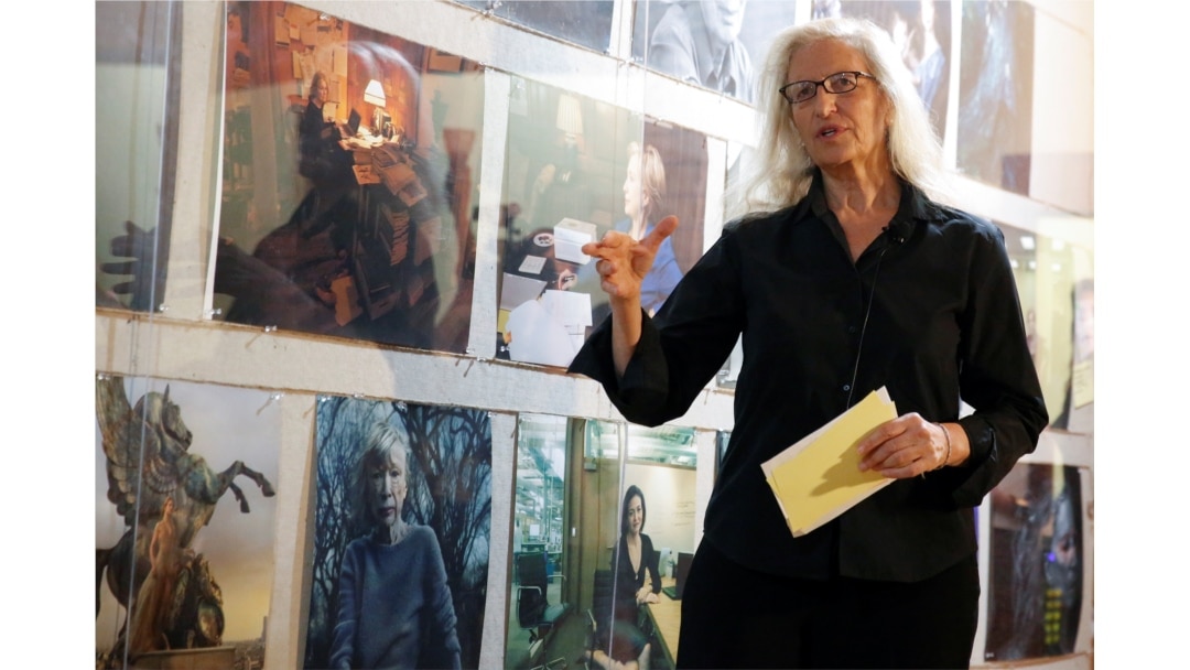 Fotografer Annie Leibovitz berbicara tentang pameran 'Women: New Portraits' yang dipesan oleh UBS di New York AS, 15 November 2016. (REUTERS / Shannon Stapleton)