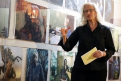 Fotografer Annie Leibovitz berbicara tentang pameran 'Women: New Portraits' yang dipesan oleh UBS di New York AS, 15 November 2016. (REUTERS / Shannon Stapleton)