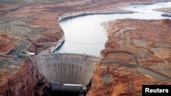 Bendungan Glen Canyon di Arizona menjadi sumber pembangkit listrik bagi jutaan warga AS di bagian barat (foto: dok).