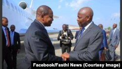 Le président centrafricaine Faustin Archange Touadéra salue, Vital Kamerhe. le directeur de cabinet du président de Félix Tshisekedi à sa descente d'avion à l'aéroport international de N'Djili à Kinshasa, 18 mars 2019. (Facebook/Fatshi News)