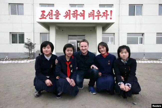 2012年在朝鲜的经济特区的一所学校,加拿大商人迈克尔·斯帕沃尔与女孩们合影。