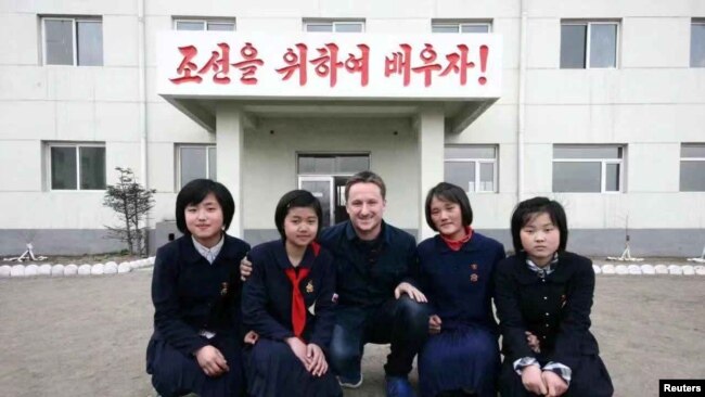 2012年在朝鲜的经济特区的一所学校，加拿大商人迈克尔·斯帕沃尔与女孩们合影。