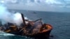 Asap mengepul akibat kebakaran di kapal MV X-Press Pearl yang perlahan tenggelam saat ditarik ke laut dalam di Pelabuhan Kolombo, Sri Lanka ,2 Juni 2021. (Angkatan Udara Sri Lanka via REUTERS)