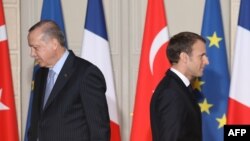 Le président français Emmanuel Macron, à droite, et son homologue turc Recep Tayyip Erdogan à la fin d'une conférence de presse conjointe à l'Elysée à Paris, France, 05 janvier 2018.