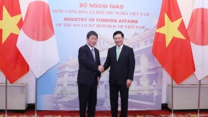  Tư liệu: Ngoại trưởng Nhật Toshimitsu Motegi (trái) bắt tay Ngoại trưởng Việt Nam Phạm Bình Minh ở Hà Nội, ngày 6/1/2020. (Bui Lam Khanh/VNA via AP) 