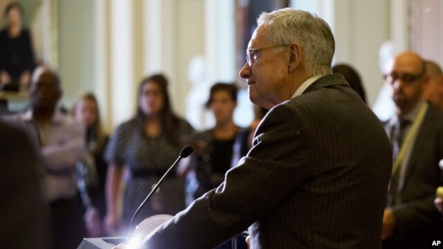El líder de la minoría en el Senado, Harry Reid, durante conferencia de prensa en el Capitolio.