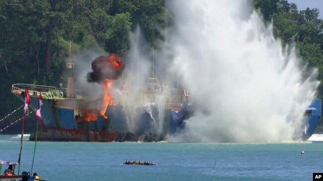 Indonesia đánh chìm tàu đánh cá bất hợp pháp ở ngoài khơi Pangandaran, Tây Java, ngày 14/3/2016.