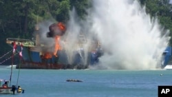 Indonesia đánh chìm tàu đánh cá bất hợp pháp ở ngoài khơi Pangandaran, Tây Java, ngày 14/3/2016. 