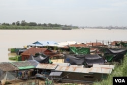 ផ្ទះបណ្តែតទឹកតាមដងទន្លេសាប ក្នុងសង្កាត់ច្រាំងចំរេះពីរ ខណ្ឌឬស្សីកែវ រាជធានីភ្នំពេញ ថ្ងៃទី៩ ខែមិថុនា ឆ្នាំ២០២១។ (កាន់ វិច្ឆិកា/វីអូអេ)