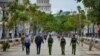 Funcionarios policiales caminan por El Paseo del Prado en La Habana, Cuba, el 15 de noviembre de 2021.