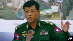 Kepala staf Angkatan bersenjata Myanmar, Mya Tun Oo, memberikan keterangan kepada media di ibukota Naypyitaw (foto: dok). 