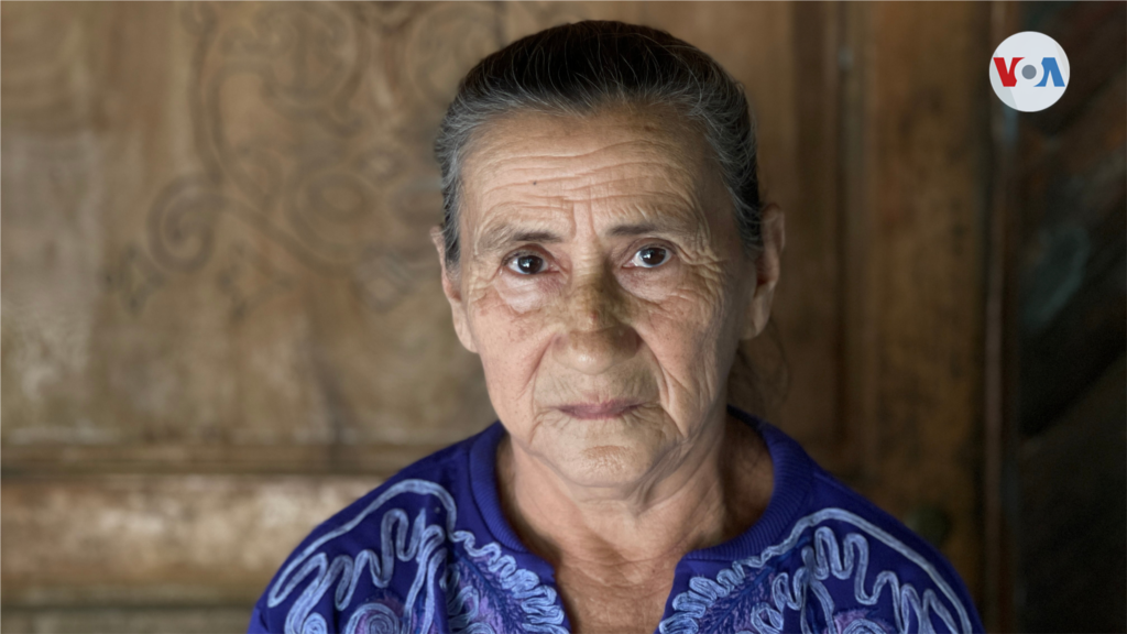 Marcos Romero de Tobar, de 72 años, huyó del cantón Jocote Amarillo, en Morazán, días antes de la masacre. Estuvo desplazada durante varios años a causa de la guerra. Tobar regresó a su casa, convertida en escombros, luego de la firma de La Paz en 1992.