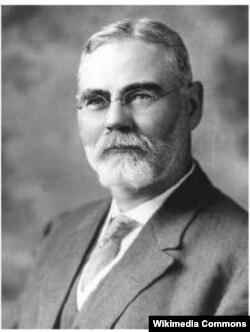 James Robert Mann fue un legislador republicano por Illinois, 1897–1922, líder de la minoría en la Cámara de Representantes de 1911 a 1919.