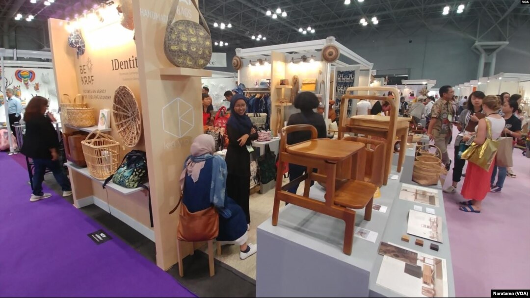Paviliun Indonesia memamerkan produk kreatif unggulan dalam ajang NYNOW 2019 di kota New York, AS, sebagai ilustrasi. (Foto:VOA/Naratama).