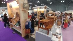 Paviliun Indonesia memamerkan produk kreatif unggulan dalam ajang NYNOW 2019 di kota New York, AS. (Foto:VOA/Naratama).