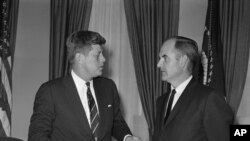 1961-ва: Џорџ Мекгаверн со претседателот Џон Ф. Кенеди во Белата куќа