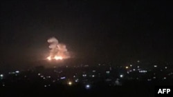 Sebuah gambar pada 20 November 2019 menunjukkan asap dan api mengepul selama serangan udara Israel yang dilaporkan terjadi di pinggiran Damaskus. (Foto: AFP)