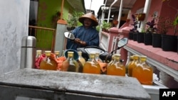 Seorang penjual jamu menjual berbagai jamu untuk menangkal virus Covid-19 di Jakarta (foto: ilustrasi).