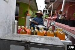 Seorang penjual jamu menjual berbagai jamu untuk menangkal virus Covid-19 di Jakarta, 5 Maret 2020.