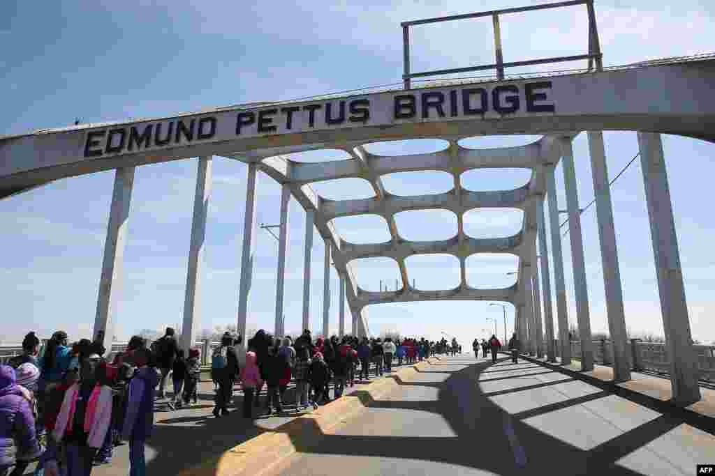 Học sinh đi bộ qua cầu Edmund Pettus như đến thăm những địa điểm lịch sử trong cuộc tuần hành đòi dân quyền từ thành phố Selma đến thành phố Montgomery, bang Alabama, Mỹ. Selma đang chuẩn bị kỷ niệm 50 năm cuộc tuần hành nổi tiếng vào ngày 7 tháng 3. 