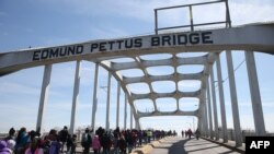 Učenici šetaju po mostu Edmund Petus dok posećuju istorijske lokacije od Selme do Montgomerija, gde se vodila borba za gradjanska prava 1965.