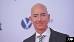 En esta foto de archivo tomada el 14 de diciembre de 2017, el CEO de Amazon, Jeff Bezos, llega al estreno de "The Post" en Washington, DC.