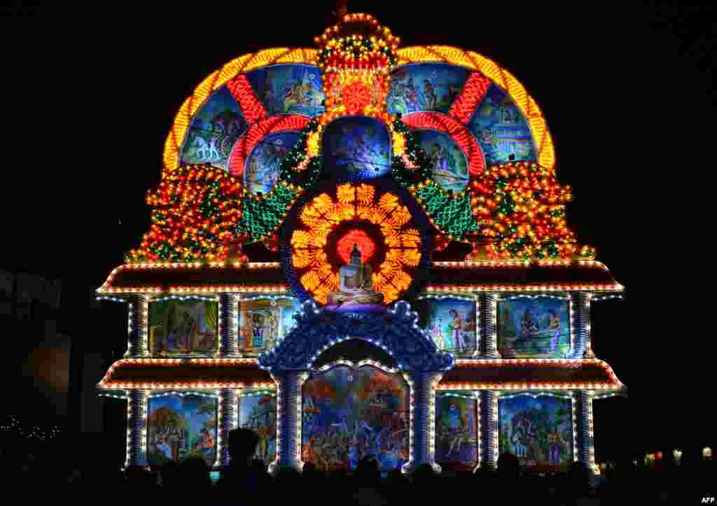 Cahaya yang menggambarkan Buddha yang sedang bersemedi pada festival untuk merayakan Waisak di Kolombo, Sri Lanka.