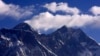 Cảnh sát Nepal điều tra vụ tranh cãi trong vụ leo núi Everest